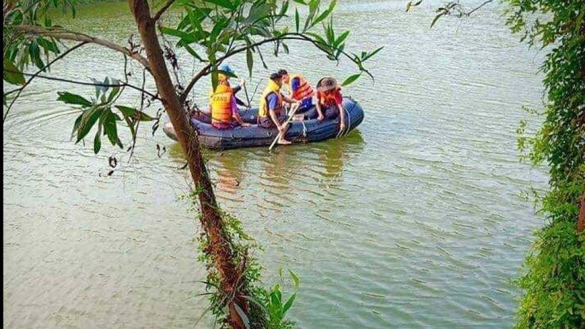 Lực lượng chức năng tìm kiếm hai cha con bị đuối nước vì lật thuyền trên đập hồ Cóc. (Ảnh: PCCC Thái Nguyên)