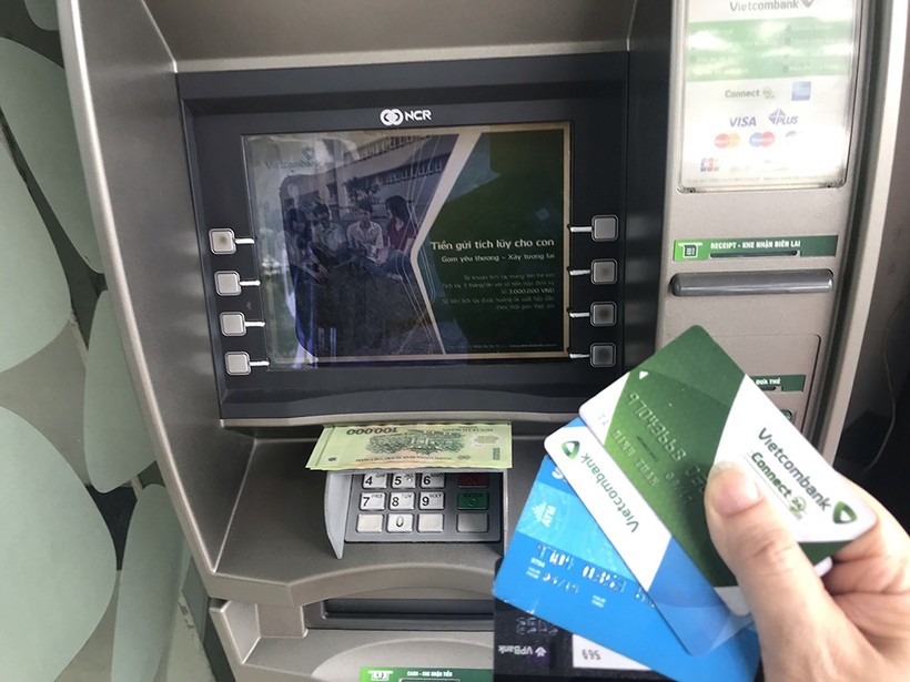 7 ngân hàng lớn bắt đầu chuyển đổi thẻ từ sang thẻ chip từ ngày 28/5. Ảnh: Tạ Tôn