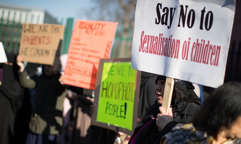 Hình ảnh người biểu tình bên ngoài trường tiểu học Anderton Park ở Birmingham.