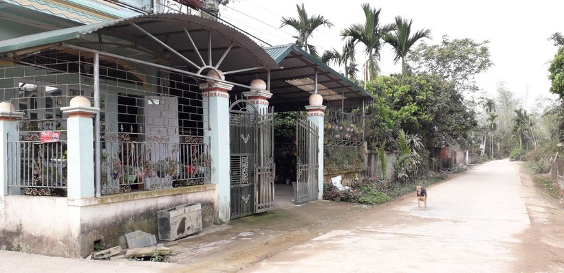 Nhà ở của Trần Thị Hiền (bên trái)