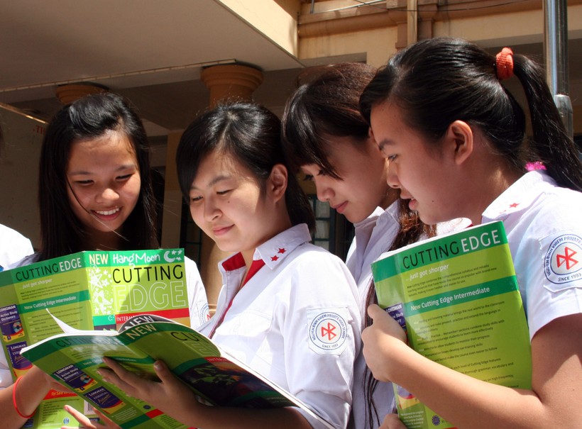 Học sinh lớp song ngữ Trường THPT Nguyễn Bỉnh Khiêm (Hà Nội) trao đổi nội dung môn học.	Ảnh: Đức Chiêm