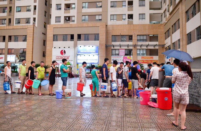 Cư dân Khu đô thị Tân Tây Đô xếp hàng dài đợi nước sinh hoạt. Ảnh: Thế Đại