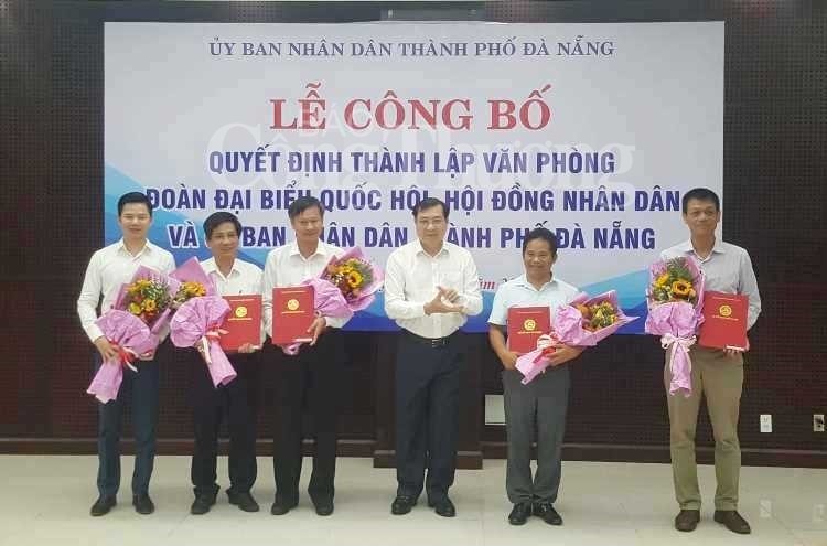 Chủ tịch UBND TP. Đà Nẵng trao quyết định bổ nhiệm cho các lãnh đạo mới của văn phòng