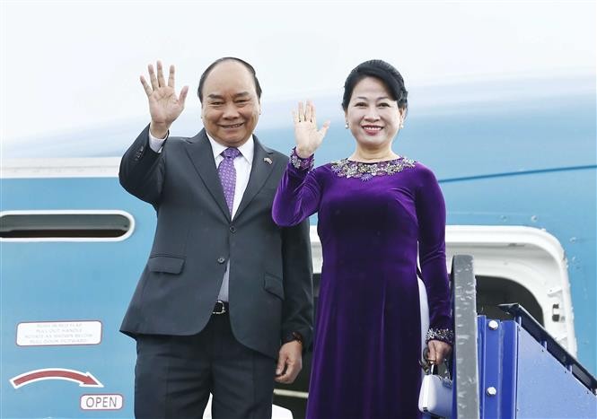 Thủ tướng Nguyễn Xuân Phúc và Phu nhân vẫy chào các đại biểu ra tiễn tại sân bay quốc tế Stockholm Arlanda. Ảnh: Thống Nhất/TTXVN