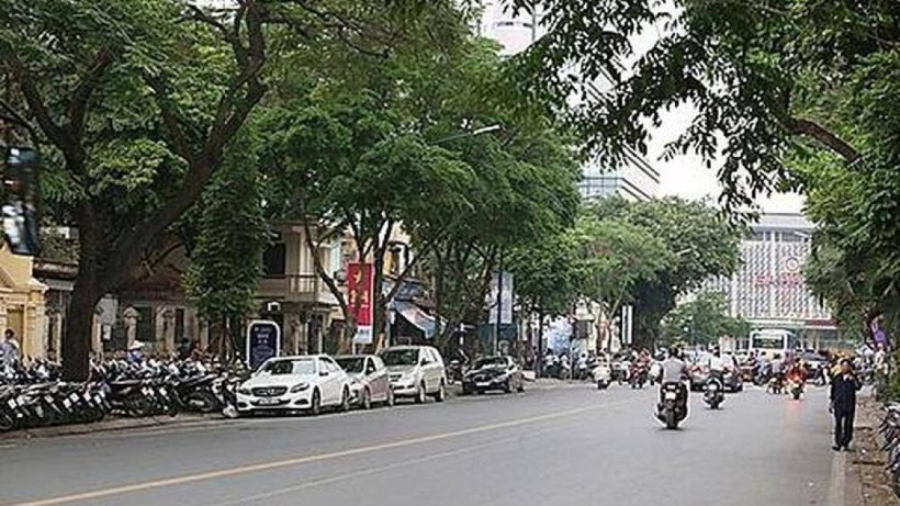 Hà Nội rào chắn đường Trần Hưng Đạo (quận Hoàn Kiếm) phục vụ thi công nhà ga ngầm S12 của tuyến đường sắt Nhổn - ga Hà Nội.