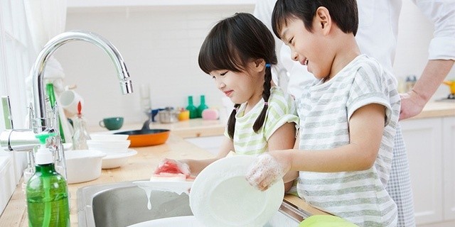 Tham gia làm việc nhà sẽ giúp trẻ có nhiều kỹ năng sống độc lập khi lớn. Ảnh minh họa.   