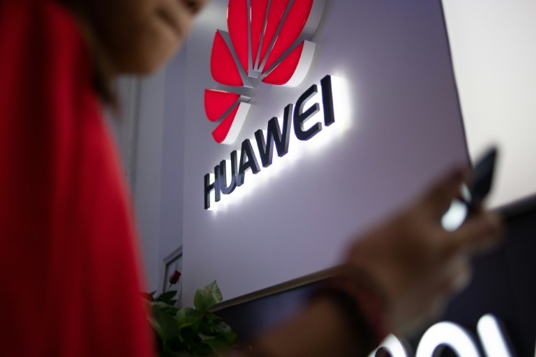 Người khổng lồ công nghệ Trung Quốc Huawei đang phải đối mặt với khó khăn trên nhiều mặt trận, bao gồm các giới hạn trong việc tiếp cận thị trường Mỹ và cáo buộc liên kết với chính phủ Trung Quốc. Ảnh: AFP