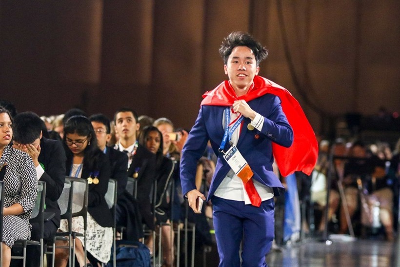 Vũ Hoàng Long tự hào khoác trên vai lá cờ Tổ quốc, chạy lên sân khấu khi được xướng tên trong Lễ nhận giải tại Mỹ ngày 17/5/2019