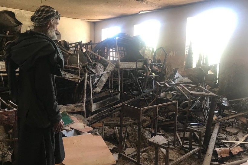 Bảo vệ trường nữ sinh Sher Ali Khan đang xem cảnh hoang tàn sau trận bom