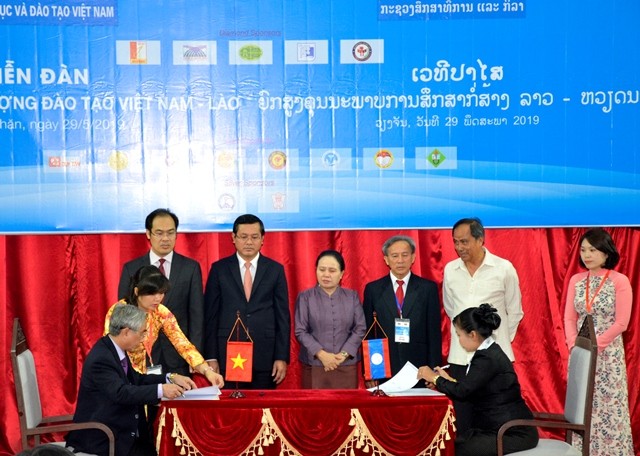 Ký kết thỏa thuận hợp tác giữa các cơ sở giáo dục đại học của Việt Nam với cơ quan quản lý giáo dục, cơ sở giáo dục và doanh nghiệp của Lào
