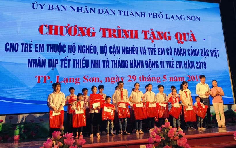 Đại diện lãnh đạo Hội Khuyến học TP Lạng Sơn và Công ty TNHH Xuân Cương tặng quà cho trẻ em có hoàn cảnh đặc biệt khó khăn