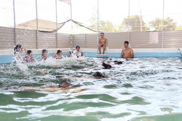 Dạy bơi cho học sinh tại Trường THCS Nghĩa Hội, huyện Nghĩa Đàn, Nghệ An - Ảnh: DOÃN HÒA