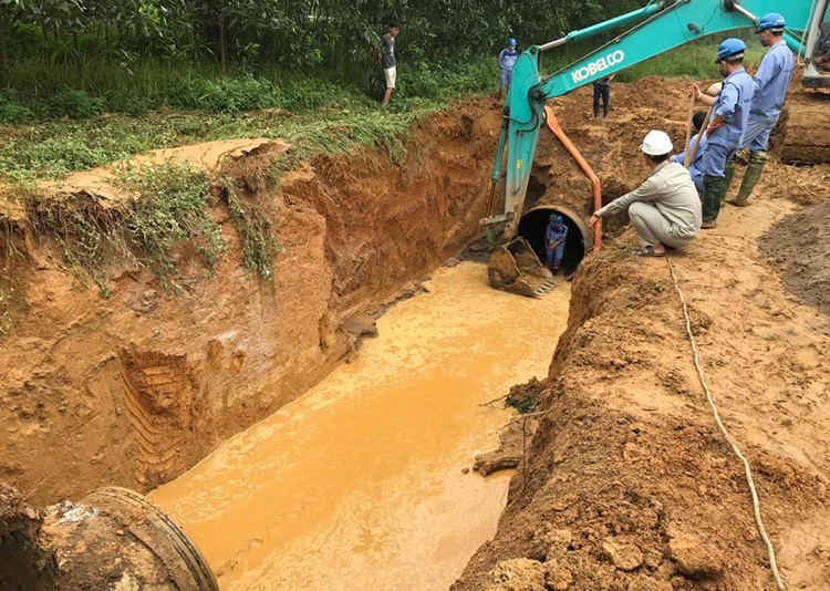 Đường ống nước sạch sông Đà gặp sự cố 
