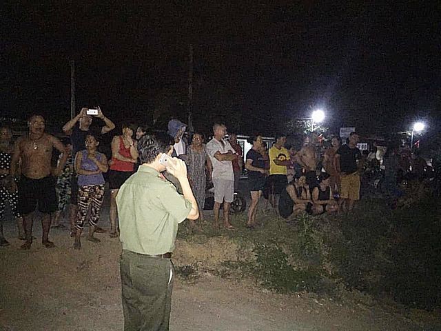 Hà Tĩnh: Hàng trăm người đổ ra bờ sông trong đêm phản đối “cát tặc“