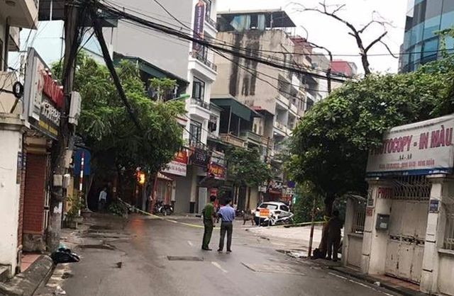 Hà Nội: Phong tỏa một đoạn phố để bắt 3 con chó dữ thả rông không rọ mõm