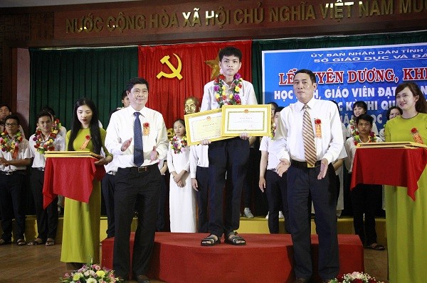  Phong được tuyên dương tại lễ tuyên dương học sinh, giáo viên đạt thành tích cao ở kỳ thi quốc gia và khu vực năm học 2018 – 2019.