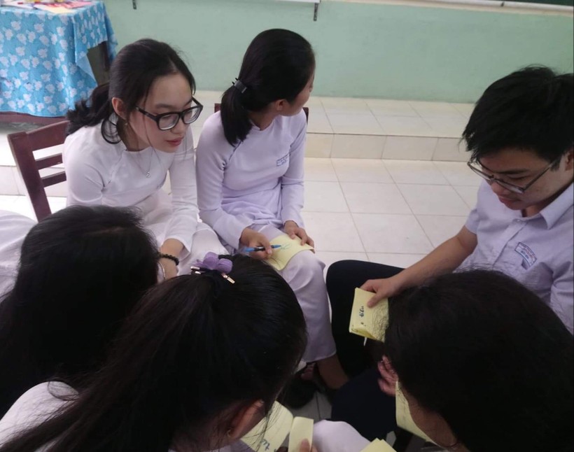 HS Trường THPT Nguyễn Hiền thảo luận chuyên đề sức khỏe tinh thần học đường