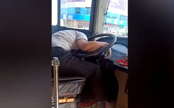 Bị lỡ chuyến xe buýt, người đàn ông bắt taxi đuổi theo rồi làm chuyện độc ác