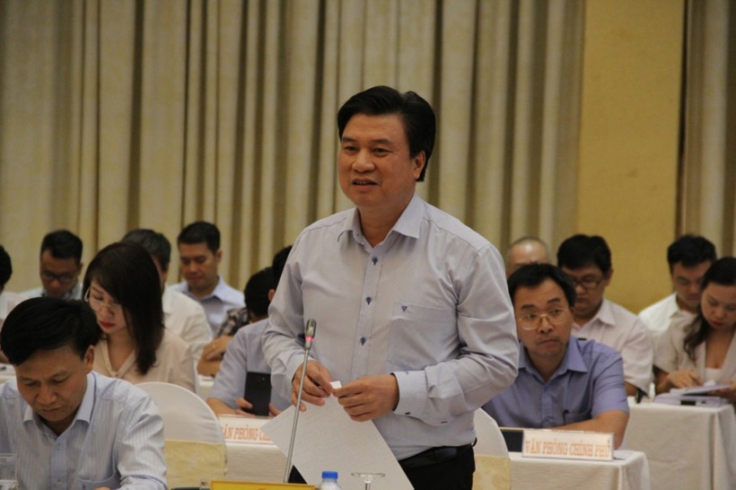 Thứ trưởng Nguyễn Hữu Độ trao đổi thông tin tại buổi họp báo. Ảnh: Sỹ Điền