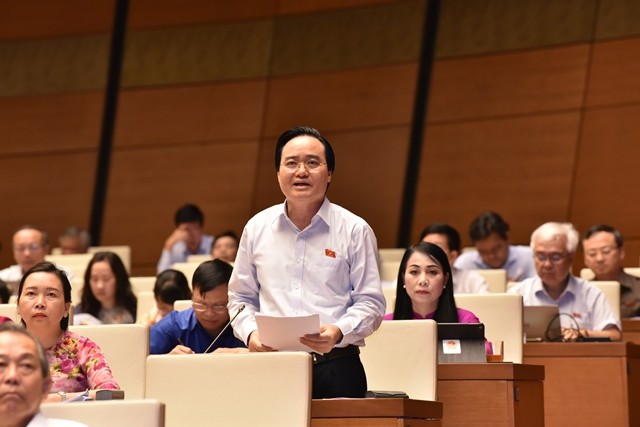 Bộ trưởng Bộ GD&ĐT Phùng Xuân Nhạ báo cáo, giải trình trước Quốc hội ngày 31/5