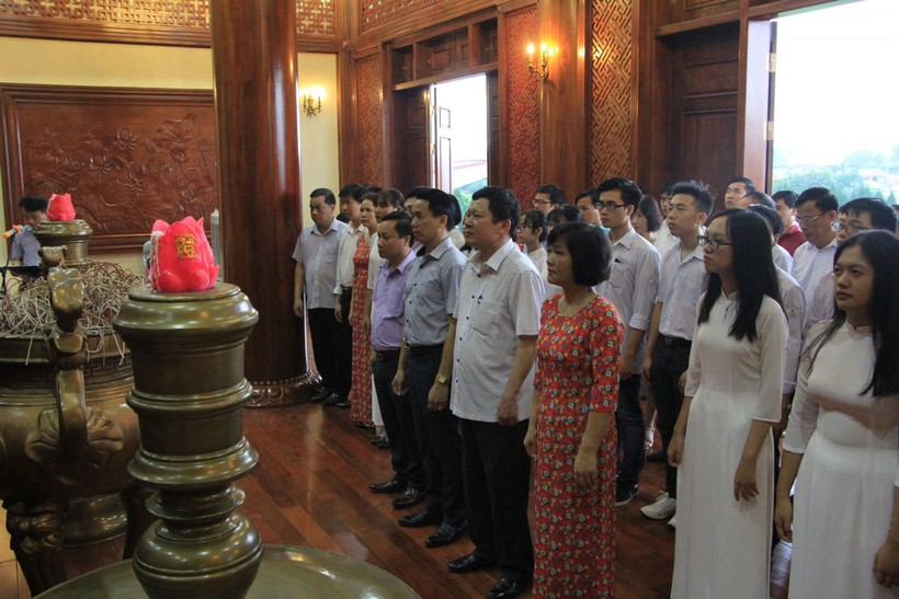 Dâng hương tưởng niệm, báo công với Chủ tịch Hồ Chí Minh