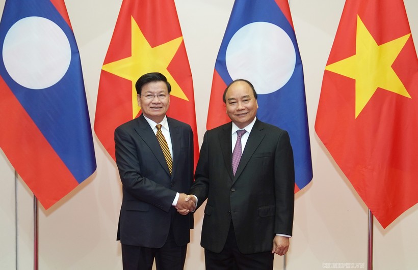 Thủ tướng Nguyễn Xuân Phúc và Thủ tướng Lào Thongloun Sisoulith. Ảnh: VGP/Quang Hiếu.