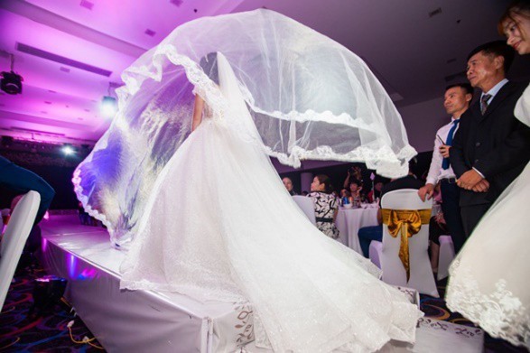 Lễ cưới voan bay cổ tích khiến chị em mơ ước cưới lại lần nữa