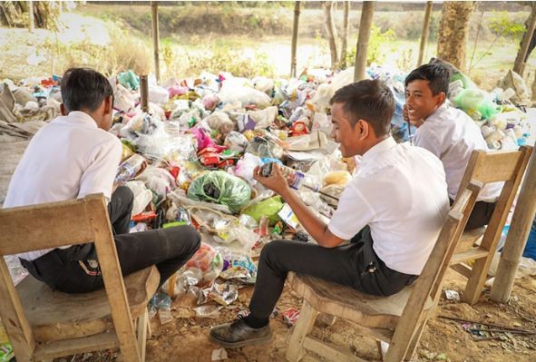 Trường Ấn Độ nhận rác thải nhựa thay học phí, cả ngôi làng "lột xác"