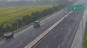 Xe tải phóng ngược chiều trên cao tốc Hà Nội - Hải Phòng