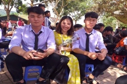 Cô giáo Nguyễn Thanh Bình cùng học trò (ảnh nhân vật cung cấp)