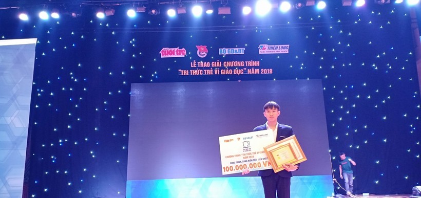 Phạm Trung Hiếu nhận giải thưởng Xuất sắc trị giá 100 triệu đồng tại cuộc thi “Tri thức trẻ vì giáo dục”.