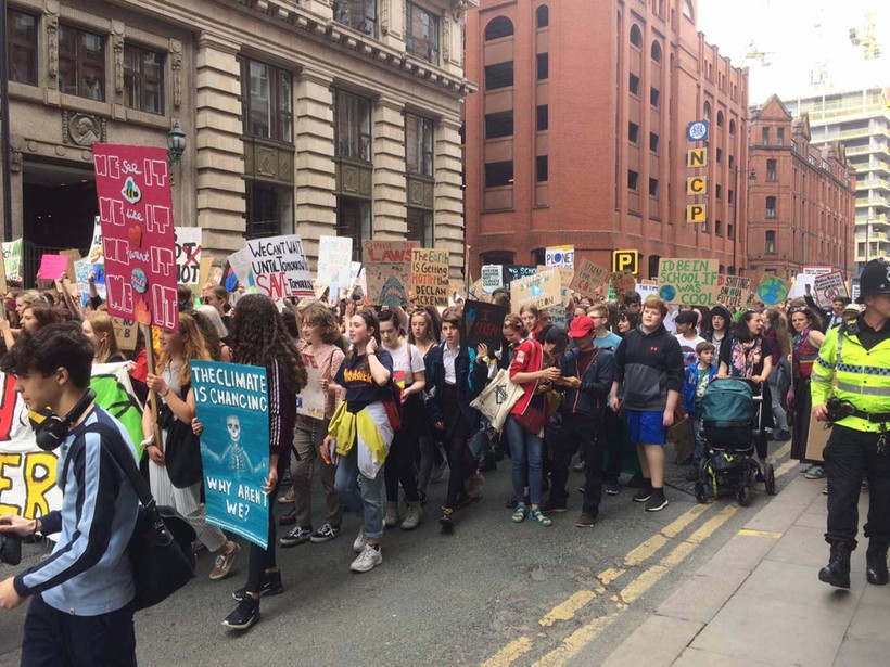 Nhóm học sinh biểu tình chống biến đổi khí hậu tại thành phố Manchester, Vương quốc Anh