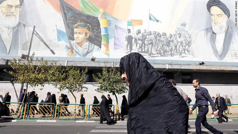 Một phụ nữ Iran đi qua những bức ảnh của nhà lãnh đạo tối cao Iran Ayatollah Ali Khamenei (bên trái hàng đầu) và của nhà lãnh đạo tối cao Iran Ayatollah Ruhollah Khomeini (bên phải).
