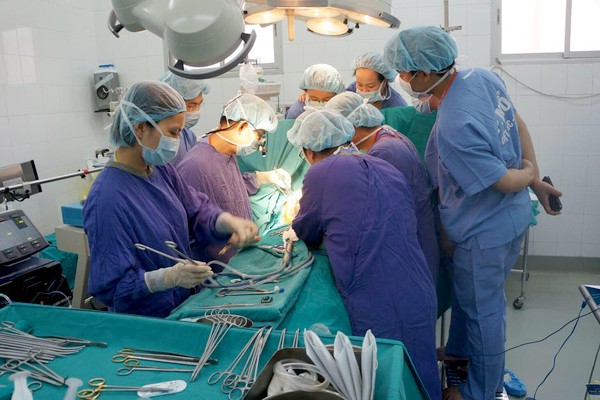 PGS.TS Nguyễn Quang Nghĩa thực hiện ghép tạng cho bệnh nhân.