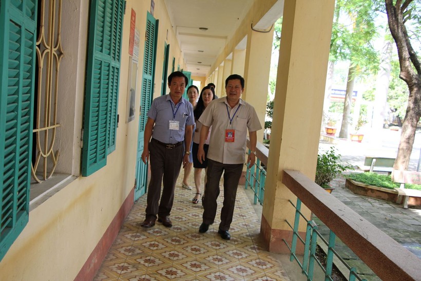  Đồng chí Vương Văn Bằng – Giám đốc Sở Giáo dục và Đào tạo Yên Bái kiểm tra công tác thi tại Hội đồng thi Trường THPT thị xã Nghĩa Lộ.