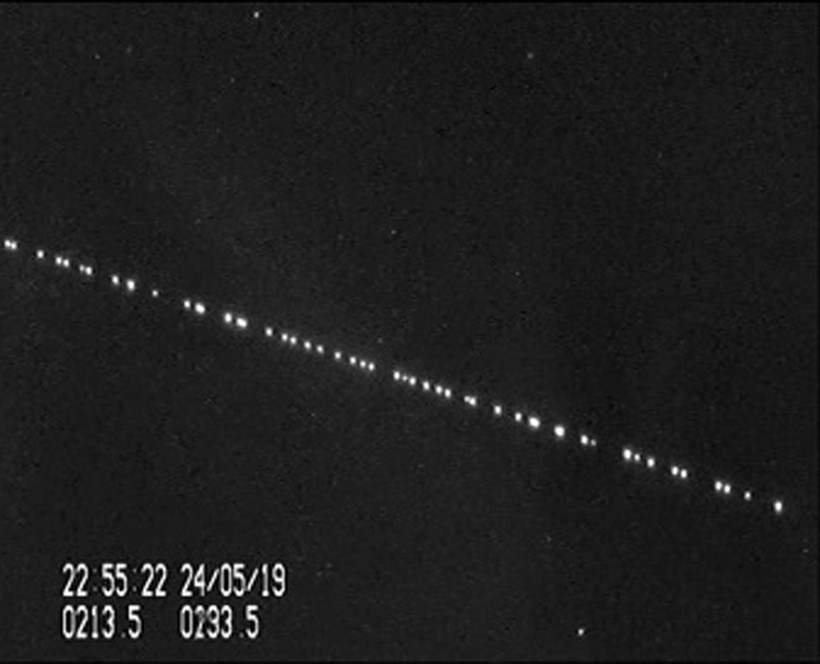 Cảnh tượng một nhóm các vệ tinh của SpaceX Starlink đi ngang qua Hà Lan
