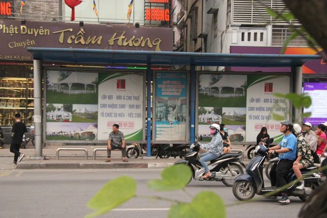 Những trạm dừng xe buýt “bất khuất” trên đường phố Hà Nội