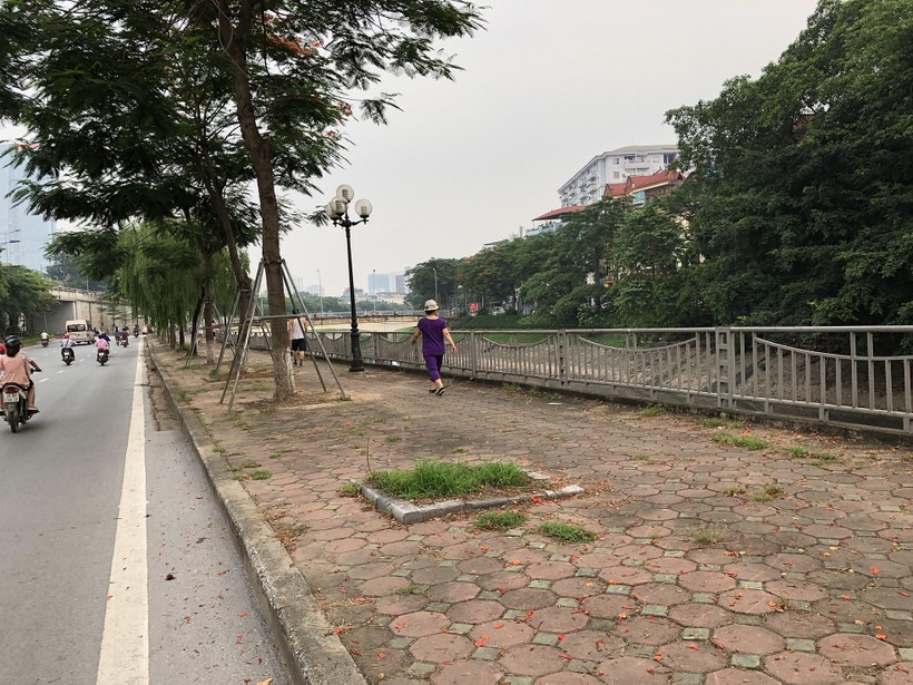 Người dân đi bộ trên bờ sông Tô Lịch