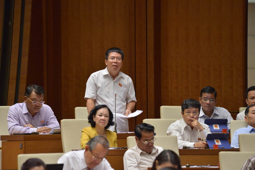 Đại biểu Nguyễn Văn Hiển (đoàn Lâm Đồng) đặt câu hỏi chất vấn tại Quốc hội. Ảnh: Quang Khánh