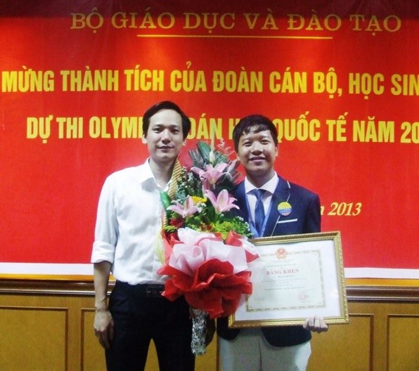 Thầy Lê Xuân Đại chia sẻ niềm vui với học sinh đạt Huy chương Bạc Olympic Toán quốc tế năm 2013