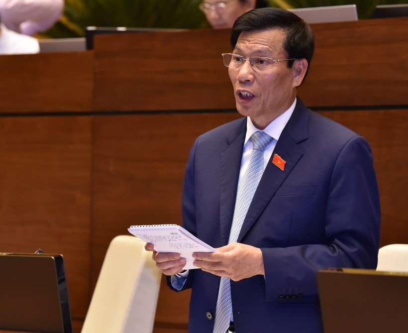 Bộ trưởng Bộ VH,TT&DL trả lời chất vấn trước Quốc hội chiều 5/6. Ảnh: Quang Khánh