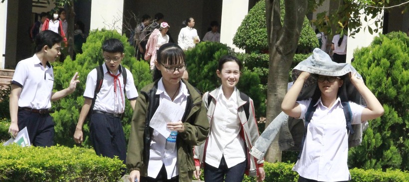 Các thí sinh tham gia thi tuyển sinh vào lớp 10 tại trường THPT Chuyên Nguyễn Du.

