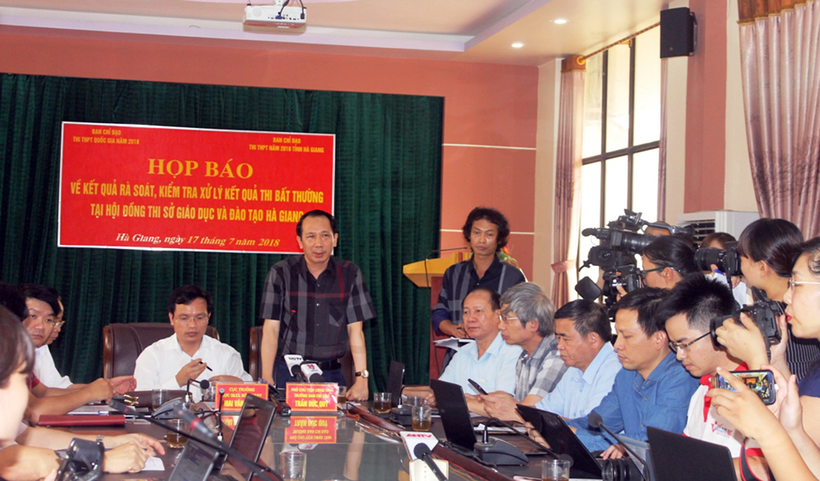 Ông Trần Đức Quý chủ trì họp báo sau sai phạm thi THPT quốc gia 2018 tại Hà Giang