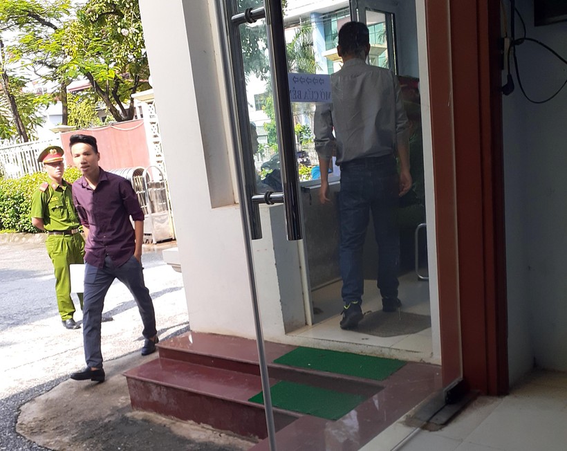Các phóng viên đến làm thủ tục tại cổng trụ sở UBND tỉnh Điện Biên