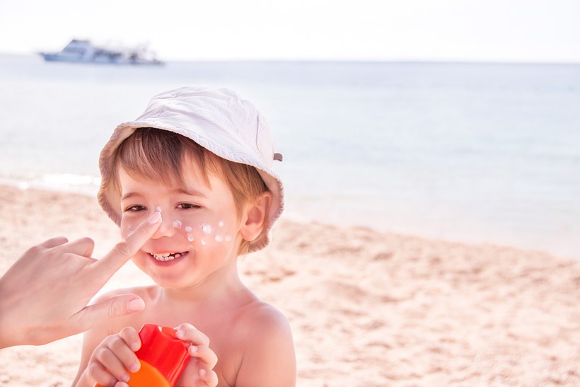 Nhiều bố mẹ không hiểu tác hại nguy hiểu của tia UV lên con trẻ