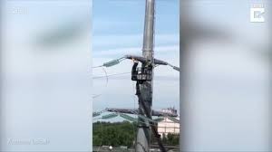 Thợ điện “hít xà đơn” trên cột điện cao thế ở độ cao 40 mét