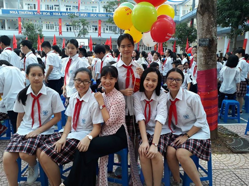 Cô Nguyễn Thị Mai cùng các học trò của mình. Ảnh: Nhân vật cung cấp
