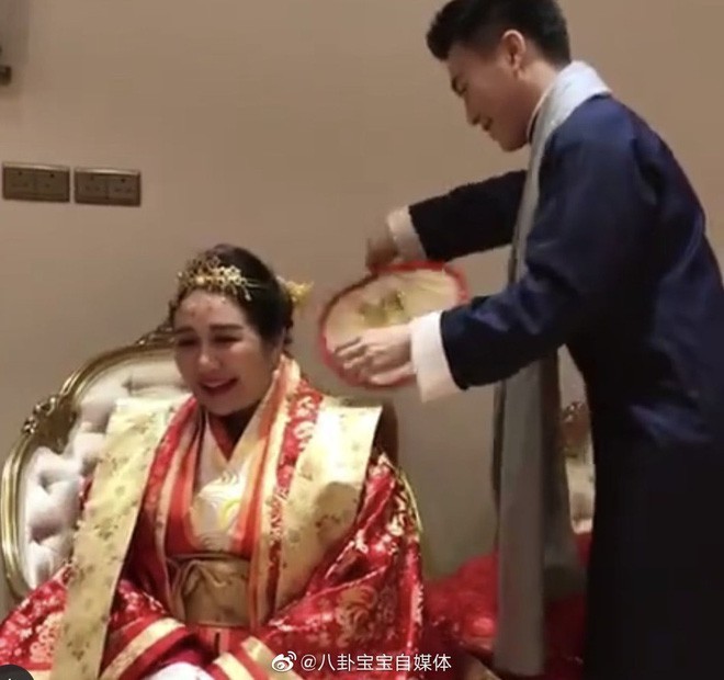 Cận cảnh sính lễ vàng ròng la liệt của chàng rể Harvard tặng ái nữ trùm sòng bạc Macau