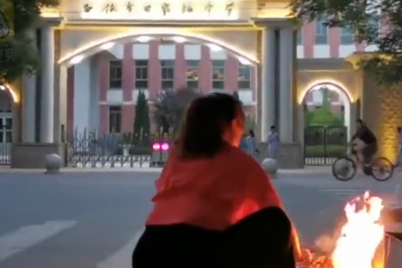 Phụ huynh Trung Quốc đốt đồ cúng ở cổng trường trước kỳ thi khốc liệt