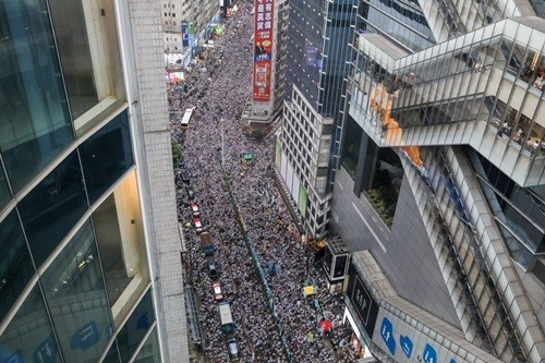 Dòng người biểu tình tràn ngập quãng đường dài hơn 1km ở trung tâm Hồng Kông vào ngày Chủ nhật. Ảnh: AFP.